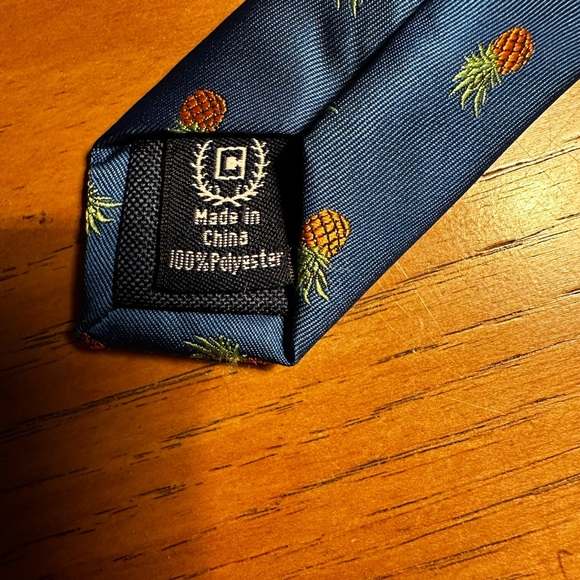 Pineapple tie CHAPS like new used once - Picture 6 of 9